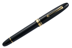 Omas Ogiva Fountain Pen in Nera with Gold Trim