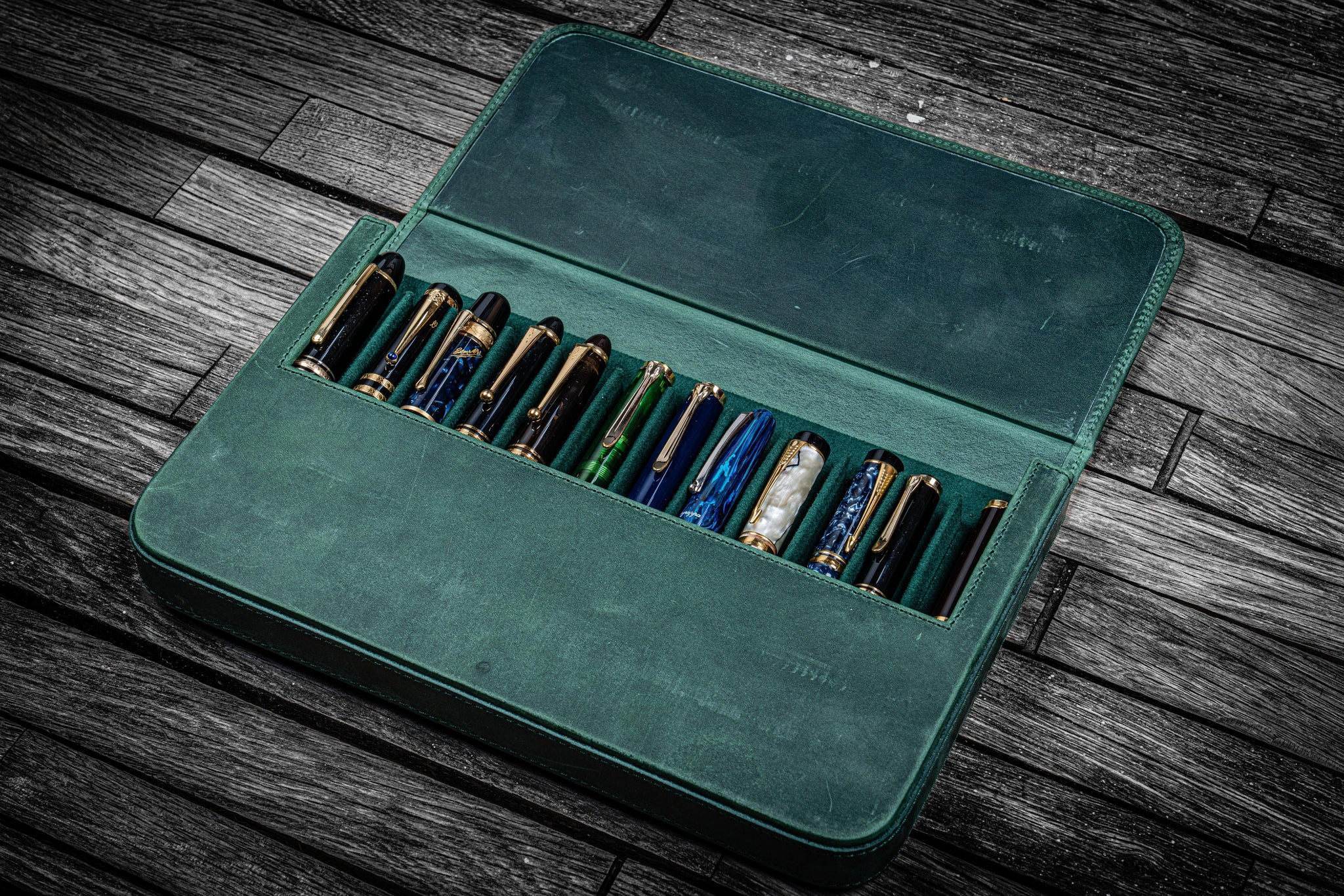 Intrekking Charles Keasing Regelen Leather 12 Slots Hard Pen Case - Crazy Horse Forest Green - Galen Leather