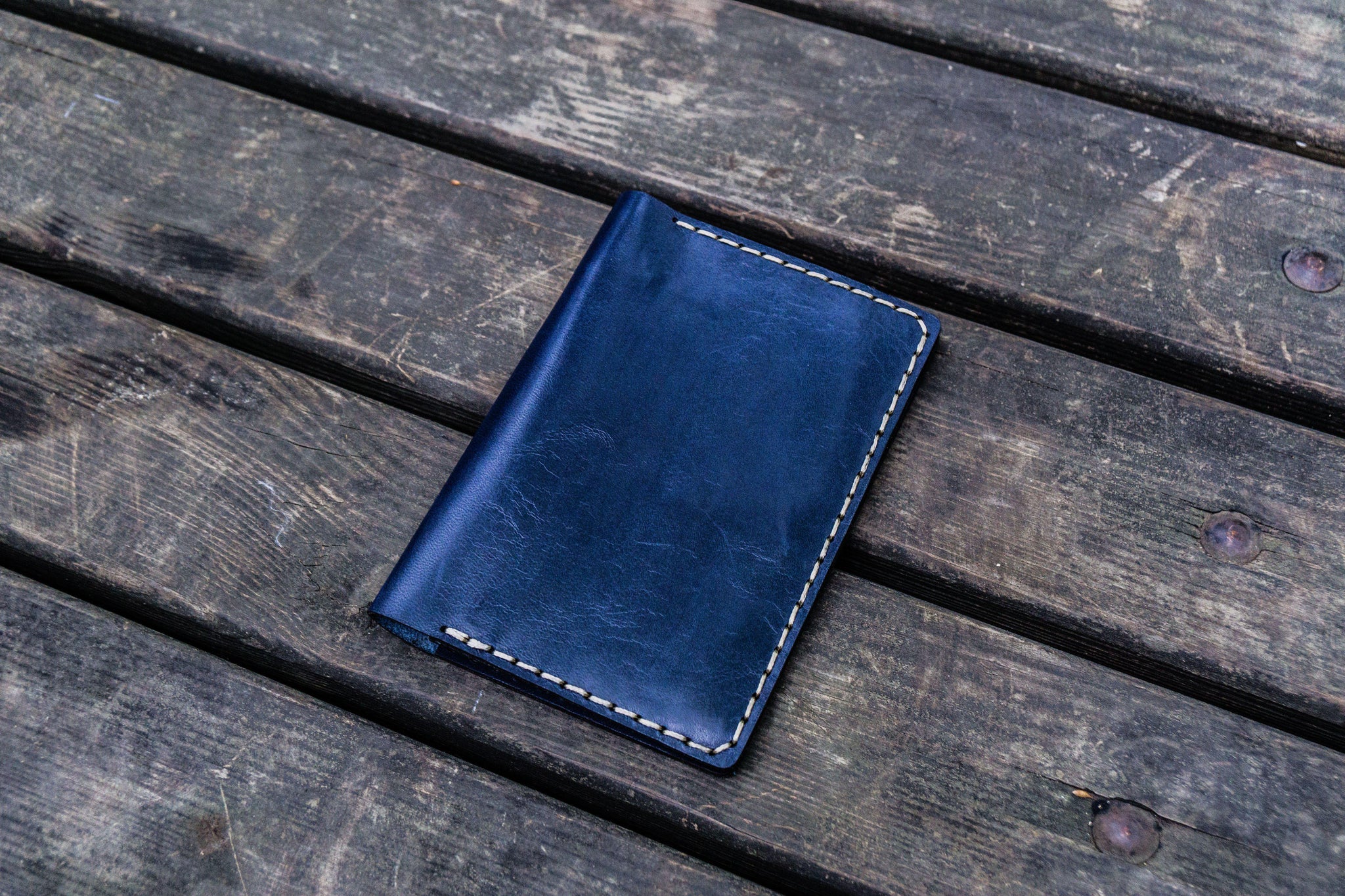 https://www.galenleather.com/cdn/shop/products/no44-personalized-leather-field-notes-cover-navy-blue-4_2048x.jpg?v=1540209551